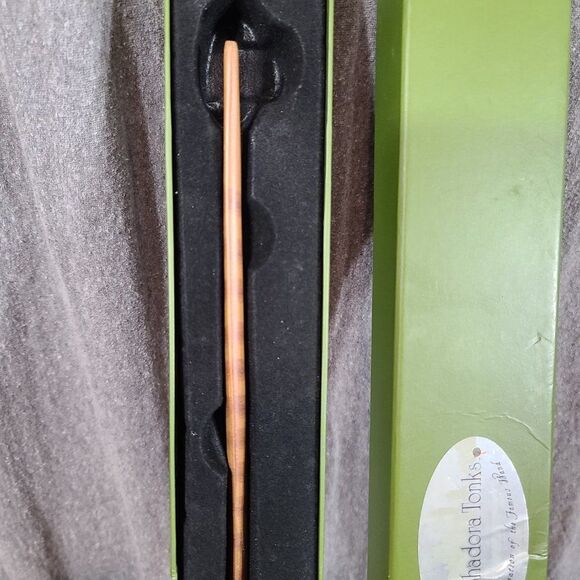 HARRY POTTER NOBLE COLLECTIONS- Nymphadora Tonks Wand - Picture 4 of 9